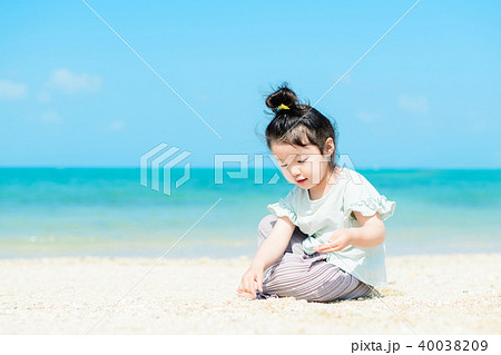 夏の子供 海の写真素材
