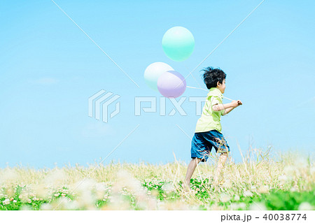 風船と子供の写真素材