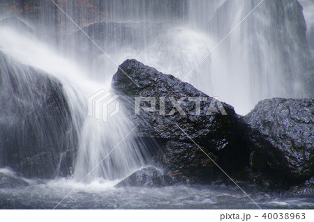 秋の達沢不動滝（福島県・猪苗代町） 40038963
