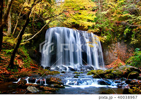 秋の達沢不動滝（福島県・猪苗代町） 40038967