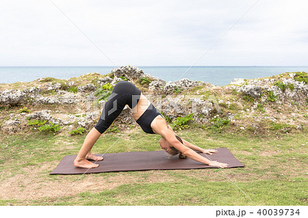 ビーチでヨガをする女性 40039734
