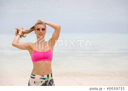 ビーチでヨガをする女性 40039735