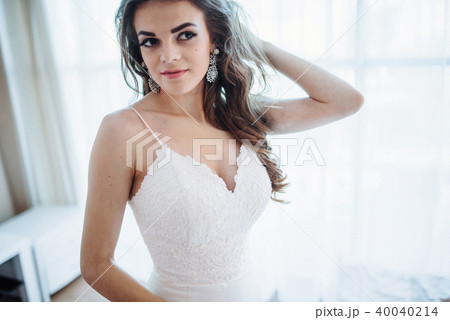 Beautiful bride posing in daylight Beautiful bride posing in daylight 40040214