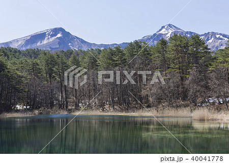 五色沼の瑠璃沼と磐梯山の写真素材