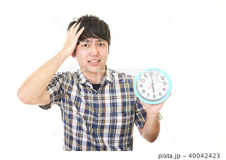 頭を抱える男性 頭を抱える男性 40042423