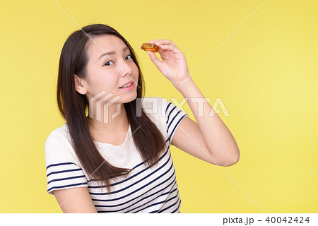 点眼する女性 点眼する女性 40042424