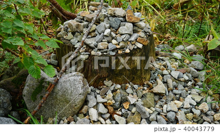 槍平小屋脇のハート型の石が積まれて居る場所 40043779