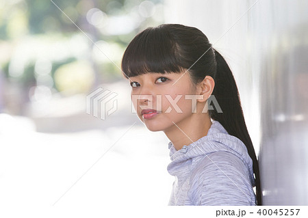 若い女性　スポーティー 40045257