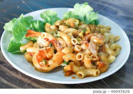 stir-fried macaroni with ketchup and shrimp 40045626