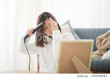 ルームウェア・女性・ソファ ルームウェア・女性・ソファ 40046692
