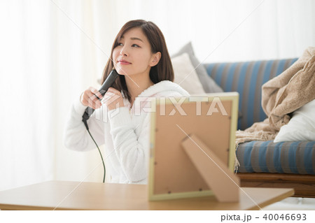ルームウェア・女性・ソファ ルームウェア・女性・ソファ 40046693