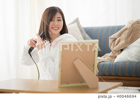 ルームウェア・女性・ソファ ルームウェア・女性・ソファ 40046694