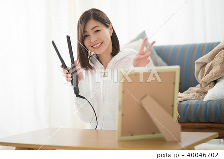 ルームウェア・女性・ソファ ルームウェア・女性・ソファ 40046702