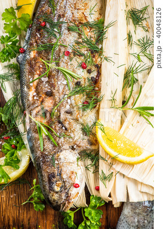 Grilled fish in herbs, close up 40048126