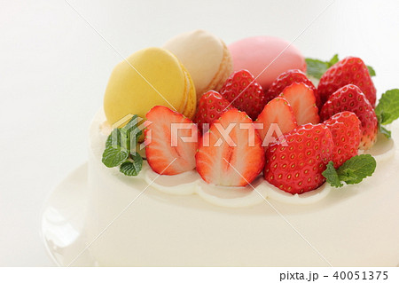 苺とマカロンのショートケーキの写真素材