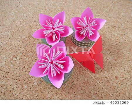 折り紙の花と蝶の写真素材