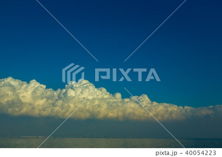 青い空、白い雲、光る海 40054223