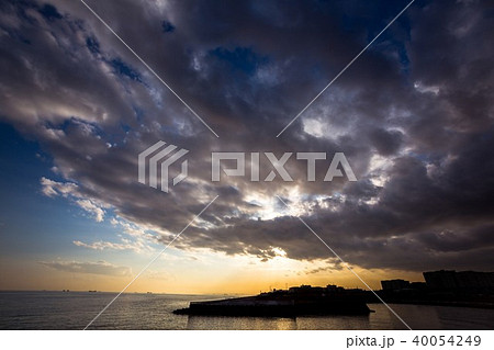 青い空、白い雲、光る海 40054249