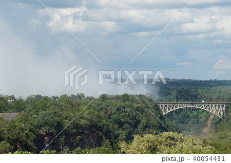 ジンバブエのビクトリアフォールズ大橋と水煙 40054431