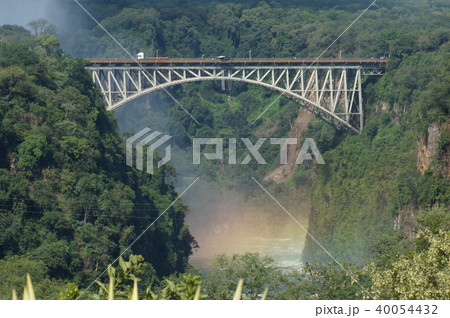 ジンバブエのビクトリアフォールズ大橋と虹 40054432