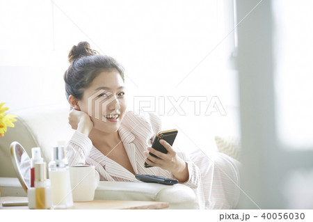 女性　リラックス 40056030