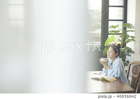 女性　リラックス 40056042