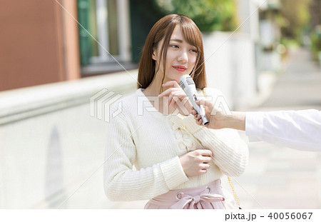 街頭インタビューを受ける女性 街頭インタビューを受ける女性 40056067