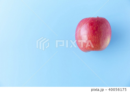林檎、青バック、ポップイメージ 林檎、青バック、ポップイメージ 40056175