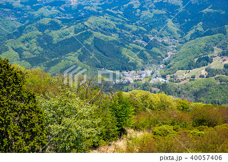 美の山 新緑の斜面から見下ろす沢沿いの集落と山肌　a  40057406