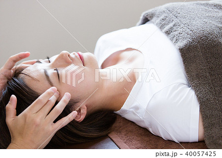 マッサージ、整体イメージ　（撮影協力：わぼく -和穆- 二子玉川） 40057425