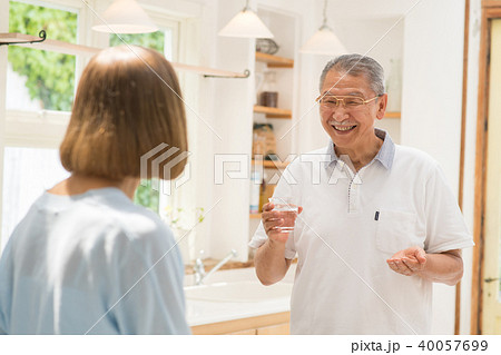シニア 夫婦 薬 健康 医療 イメージ シニア 夫婦 薬 健康 医療 イメージ 40057699