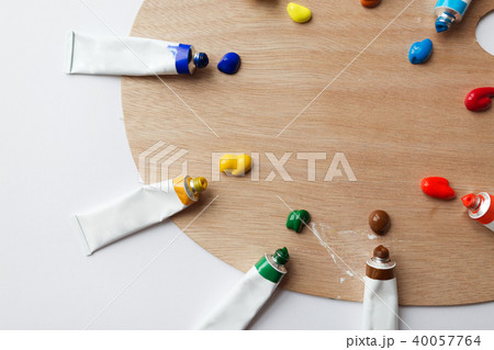 palette and acrylic color tubes or paint 40057764