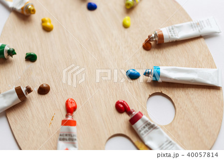 palette and acrylic color tubes or paint 40057814