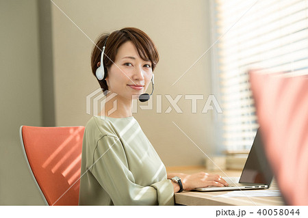 オペレーター ミドル 女性 ビジネスウーマン イメージ オペレーター ミドル 女性 ビジネスウーマン イメージ 40058044