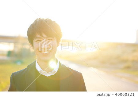 夕日に照らされる男性 40060321