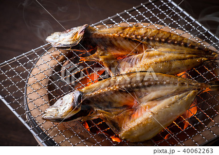 鯵の開きを焼く 40062263