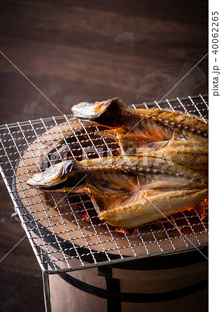 鯵の開きを焼く 鯵の開きを焼く 40062265