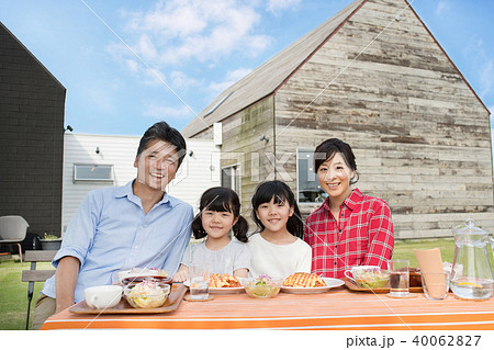 家族 ピクニック アウトドア ファミリー イメージ 40062827