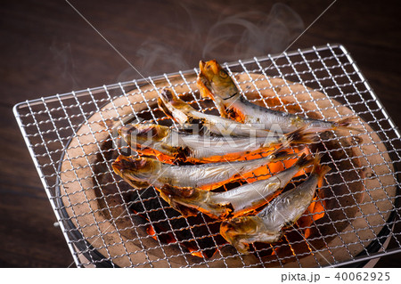 イワシの丸干しを焼く イワシの丸干しを焼く 40062925
