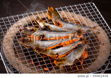 イワシの丸干しを焼く イワシの丸干しを焼く 40062926