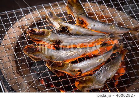 イワシの丸干しを焼く イワシの丸干しを焼く 40062927
