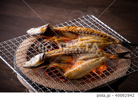 鯵の開きを焼く 鯵の開きを焼く 40062942