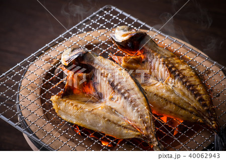 鯵の開きを焼く 40062943