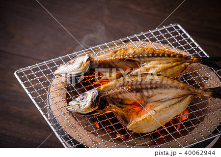 鯵の開きを焼く 40062944
