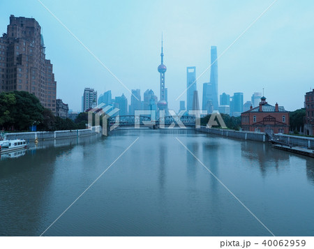 Garden Bridge & skyscraper in Shanghai 上海・外白渡橋と摩天楼 Garden Bridge & skyscraper in Shanghai 上海・外白渡橋と摩天楼 40062959