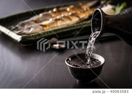 日本酒と秋刀魚 40063083