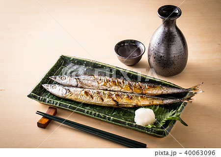 秋刀魚と日本酒 40063096