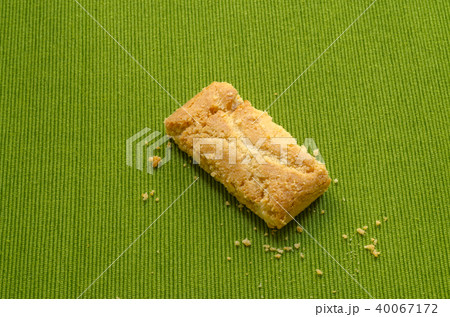 Apple strudel crispy pies on green tablecloth Apple strudel crispy pies on green tablecloth 40067172