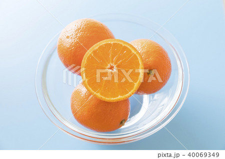 爽やかオレンジ、グラス容器に盛り付け、青バック 40069349