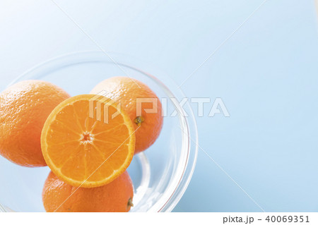 爽やかオレンジ、グラス容器に盛り付け、青バック 40069351